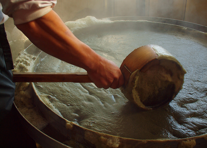 灰汁を取り除く作業